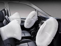 免喷涂热塑性弹性体在汽车安全气囊罩盖上有何优势？